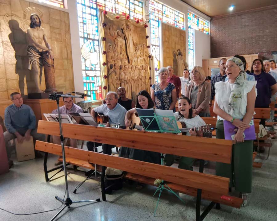 En una de las misas de verano junto a su madre y otros colaboradores del coro parroquial.