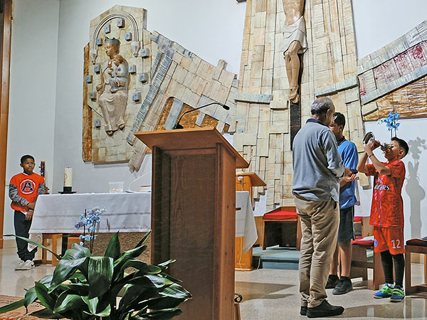 El padre Vicente Zamora ensaya la ceremonia de Primera Comunión de los cuatro niños de la parroquia.