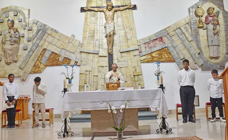 El padre Vicente ofició la misa de Primera Comunión.