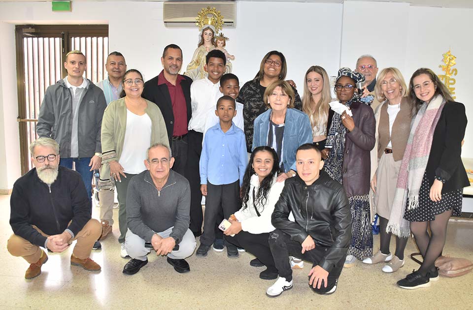 Los niños de Primera Comunión junto a un grupo de colaboradores de la parroquia.