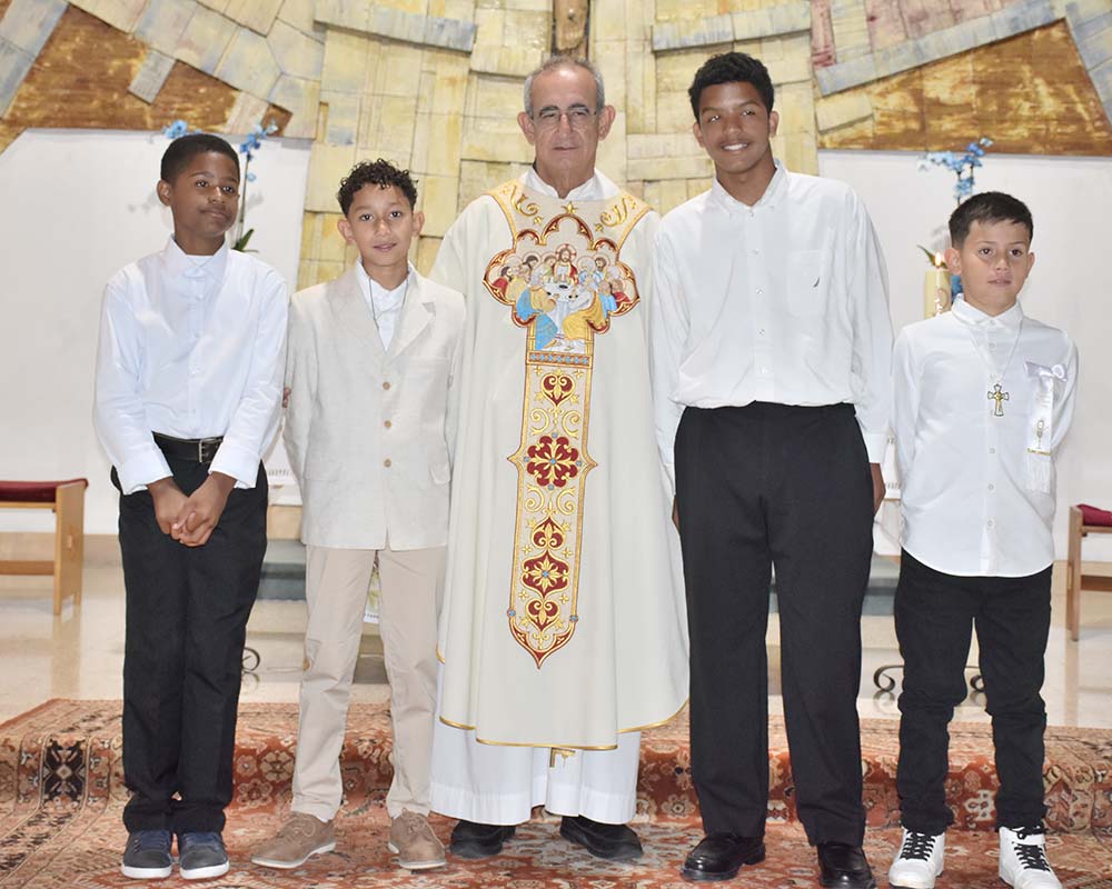 Los niños de Primera Comunión junto a Fray Vicente Zamora.