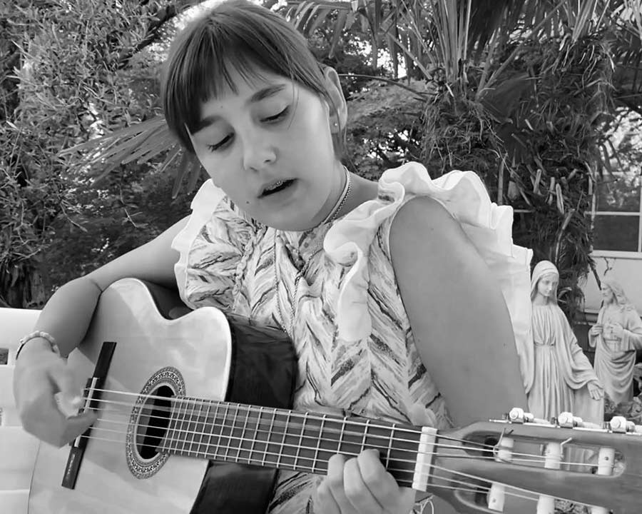 Ruth tiene 11 años y se ha animado a tocar la guitarra y cantar en las misas de este verano 2024 en la parroquia mercedaria de Lleida.