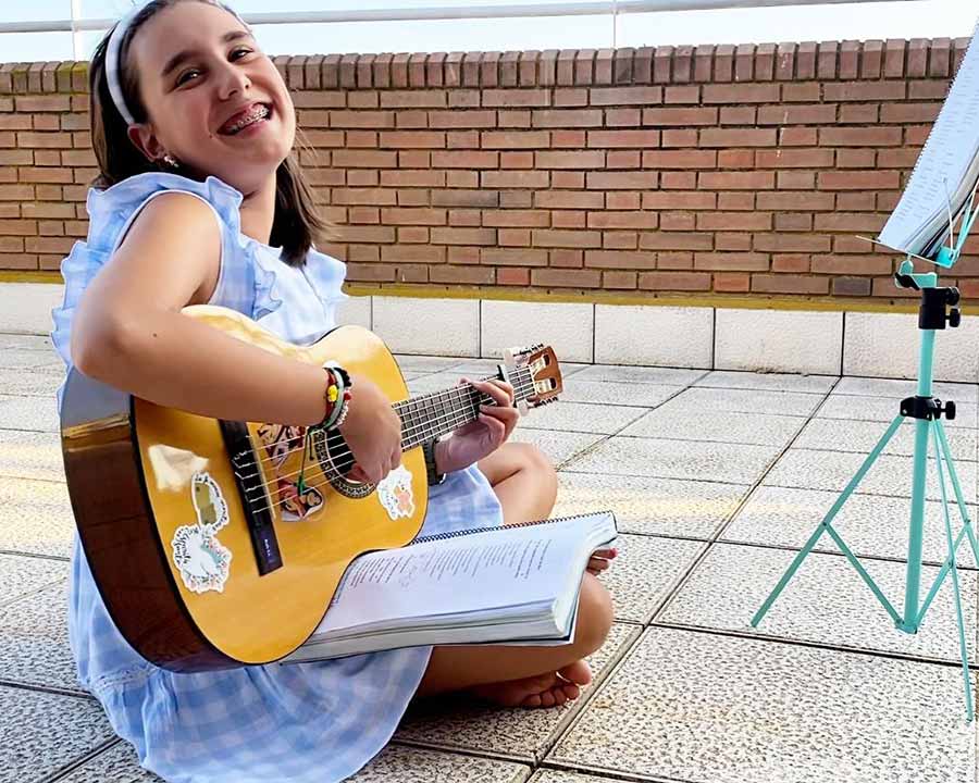 Ruth ha aprendido a tocar la guitarra este año 2024.