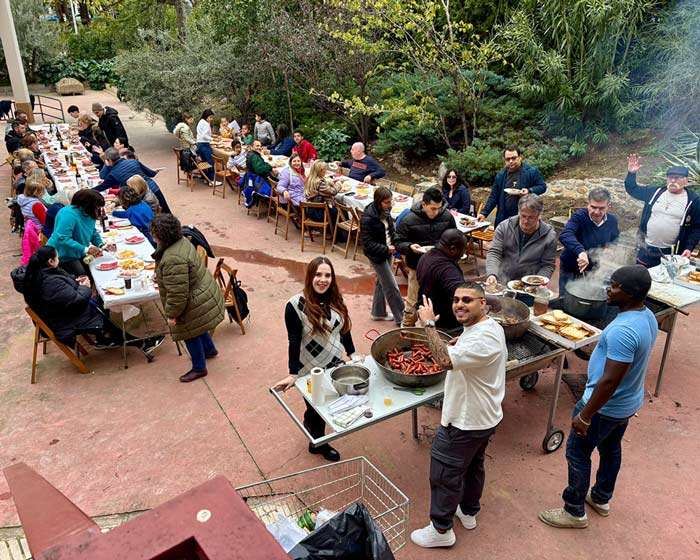 Los asistentes al encuentro llevaron un compartir para la mesa fraterna.